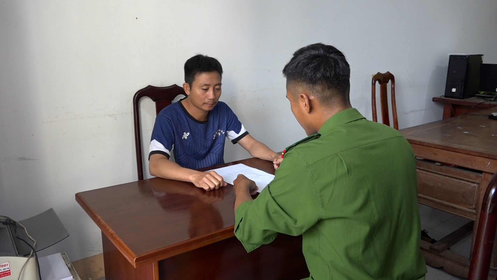 Đội nghiệp vụ Công an huyện lấy lời khai của các đối tượng